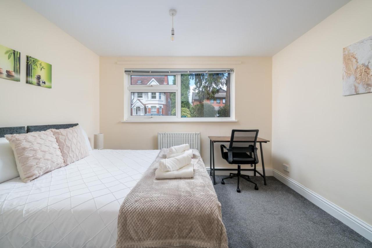 Redhill Surrey 2 Bedroom Pet Friendly Apartment Buitenkant foto