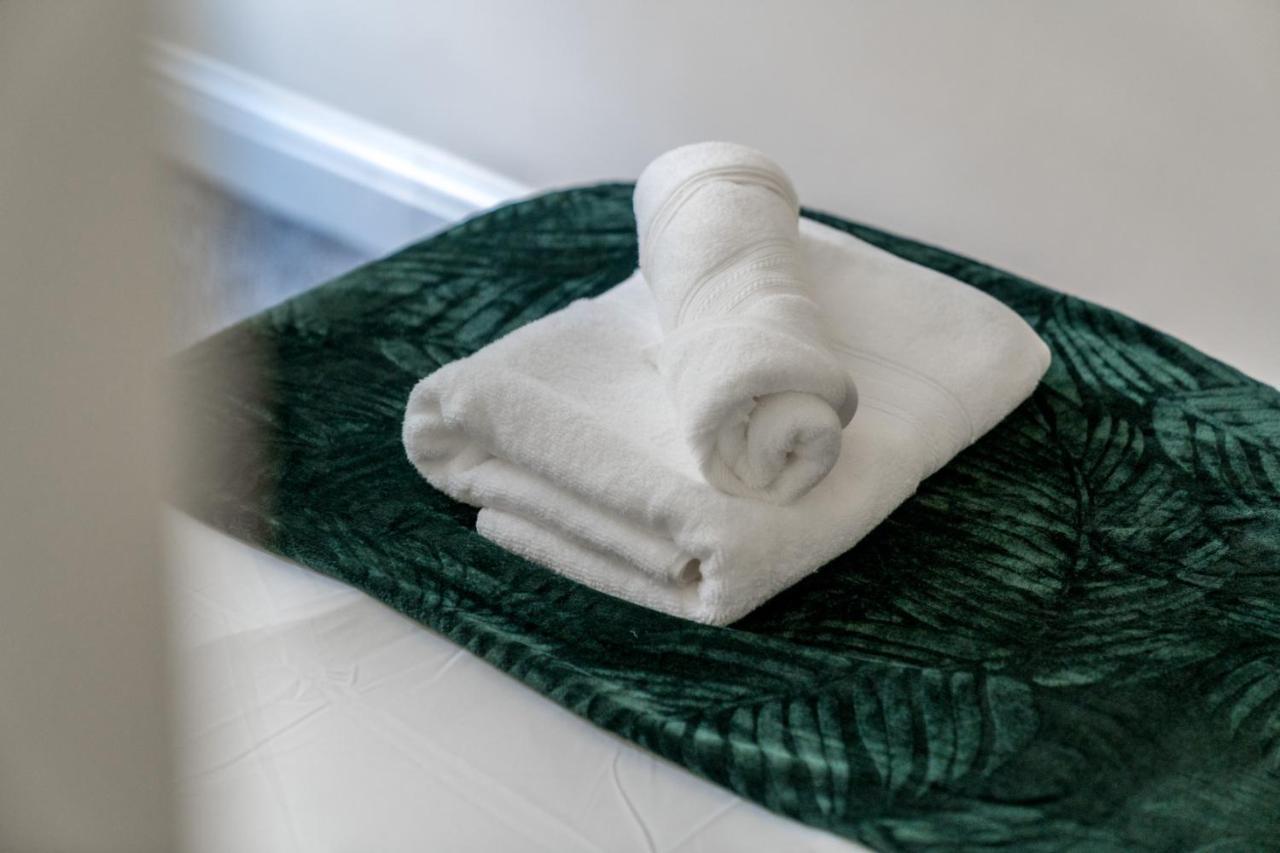 Redhill Surrey 2 Bedroom Pet Friendly Apartment Buitenkant foto