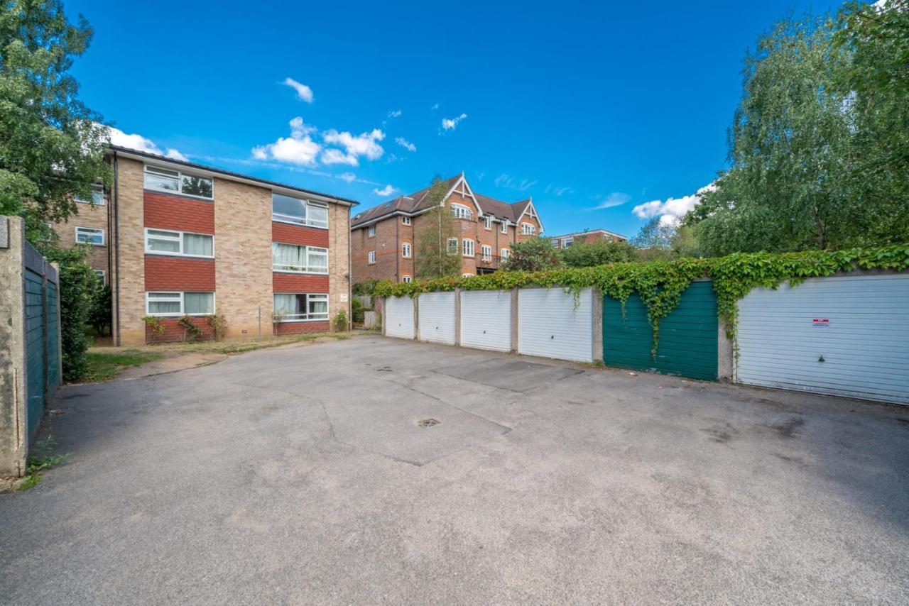 Redhill Surrey 2 Bedroom Pet Friendly Apartment Buitenkant foto
