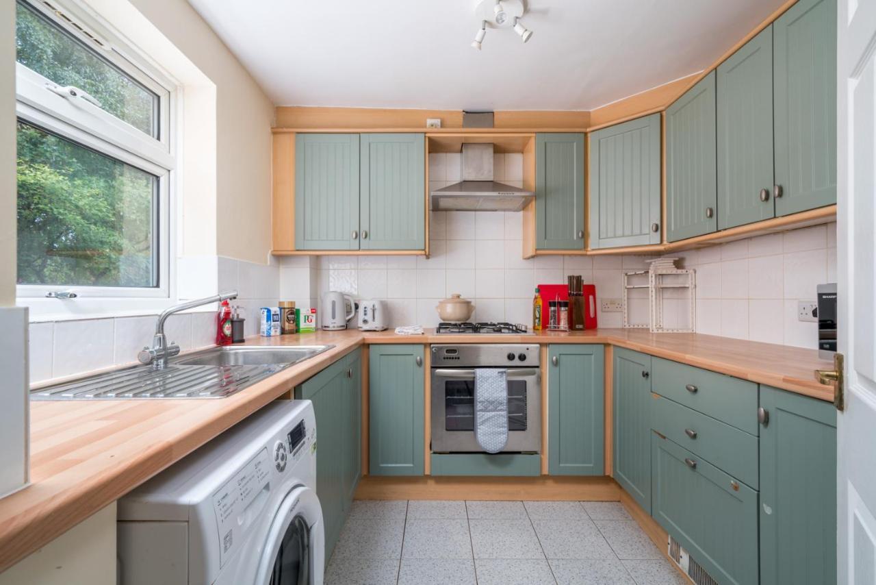 Redhill Surrey 2 Bedroom Pet Friendly Apartment Buitenkant foto