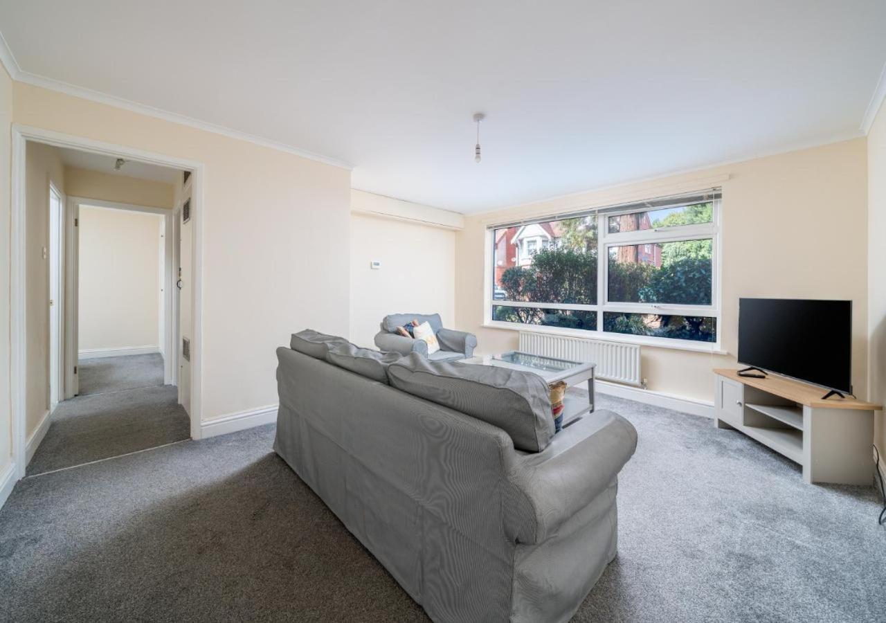 Redhill Surrey 2 Bedroom Pet Friendly Apartment Buitenkant foto